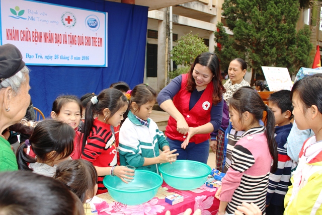 Vĩnh Phúc Hơn 200 em học sinh tiểu học được khám bệnh cấp thuốc miễn phí