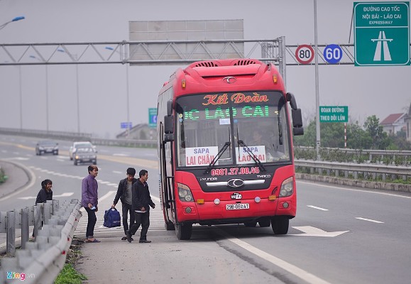 Xử lý nghiêm xe khách dừng, đỗ trái luật trên cao tốc Nội Bài - Lào Cai