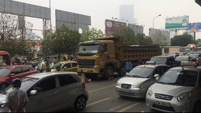 Hà Nội Dừng chờ đèn đỏ, một phụ nữ bị xe tải cán chết