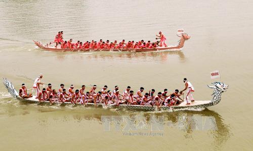 Sôi nổi Hội thi bơi chải Bạch Hạc truyền thống năm 2016