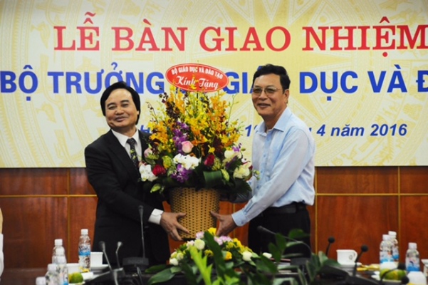 Bộ trưởng GD ĐT Phùng Xuân Nhạ nhận bàn giao nhiệm vụ