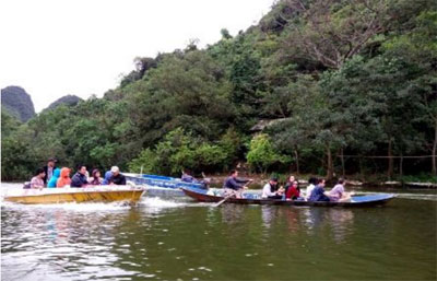 Suối Yến Chùa Hương  Đò máy hoạt động gây nguy hiểm cho du khách