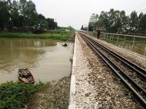 Thông tuyến đường sắt Bắc - Nam đoạn qua Nghệ An sau vụ tai nạn