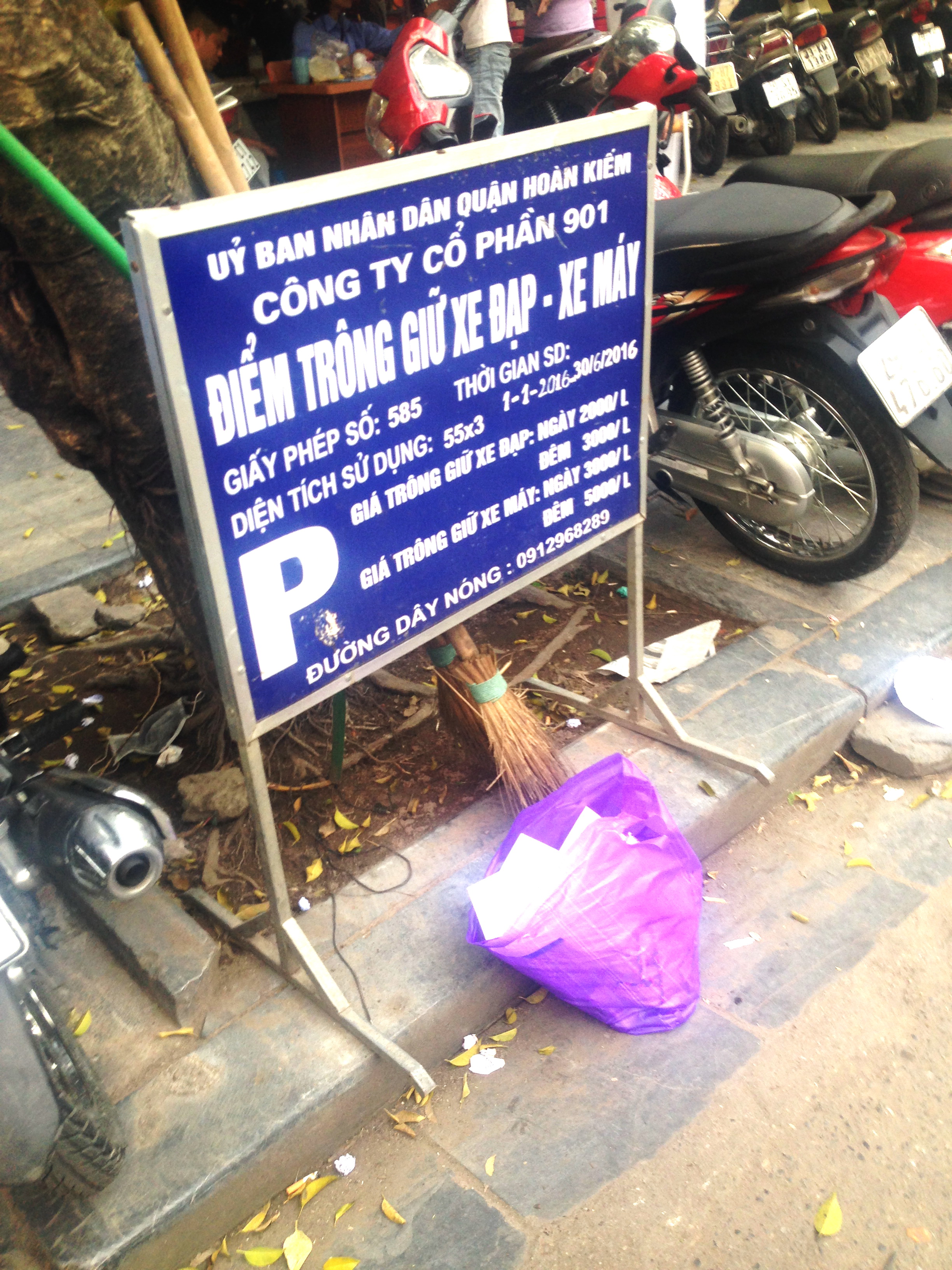 Tình trạng lấn chiếm vỉa hè, thu phí sai quy định tại Hà Nội