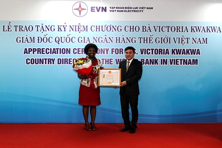 Trao kỷ niệm chương ngành điện cho Giám đốc quốc gia ngân hàng thế giới tại Việt Nam