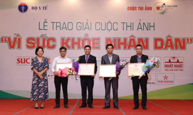 Trao giải cuộc thi ảnh “Vì sức khỏe nhân dân”
