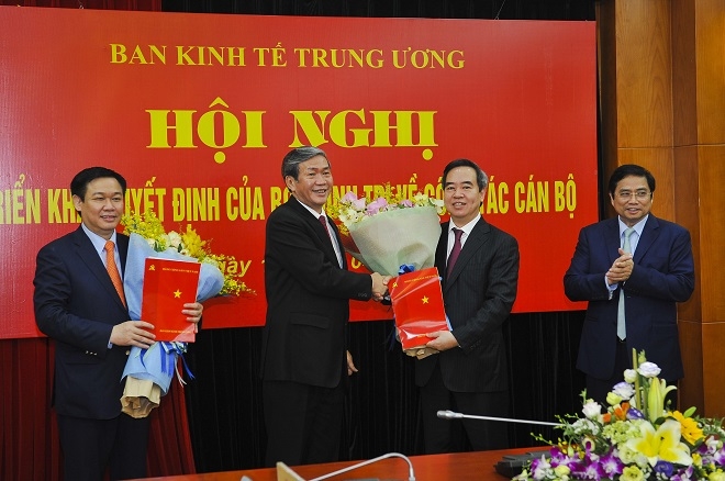 Trao quyết định của Bộ Chính trị phân công Trưởng Ban Kinh tế Trung ương