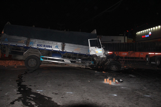 Bình Dương Va chạm với xe container, tài xế xe tải thiệt mạng