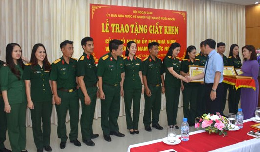 Trao tặng Giấy khen cho các nghệ sỹ phục vụ kiều bào năm 2015 - 2016