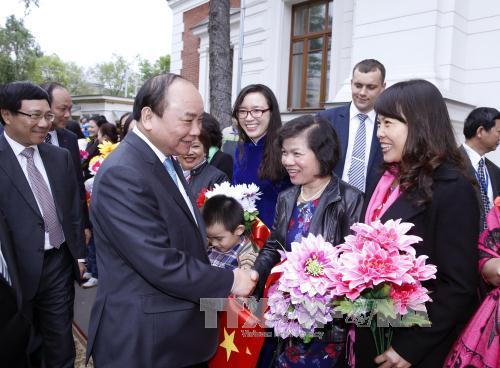 Thủ tướng Nguyễn Xuân Phúc thăm cán bộ, nhân viên Đại sứ quán Việt Nam tại Liên bang Nga
