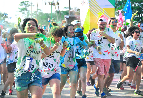 Giới trẻ Thủ đô sôi nổi với “Đường chạy sắc mầu 2016”