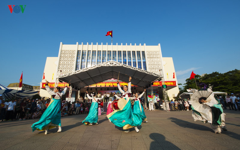 Festival Huế 2016 Nghệ thuật quảng diễn đường phố đa sắc màu, hết sức ấn tượng