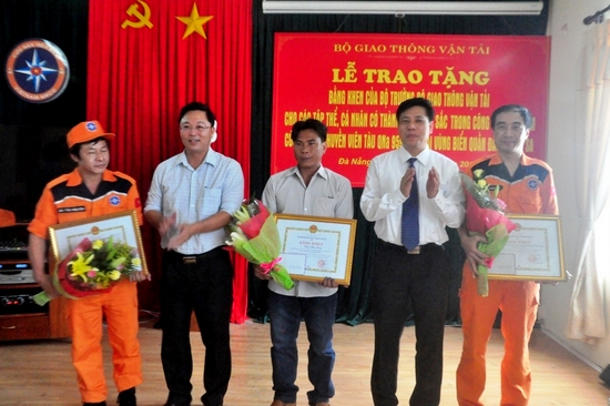 Khen thưởng các tập thể và cá nhân cứu hộ thành công 34 ngư dân bị chìm tàu ở Hoàng Sa