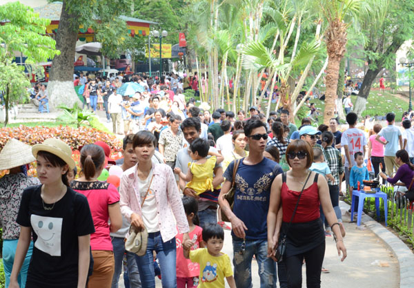 Vườn thú Hà Nội đông nghịt người tham quan trong dịp lễ 30 4 – 1 5
