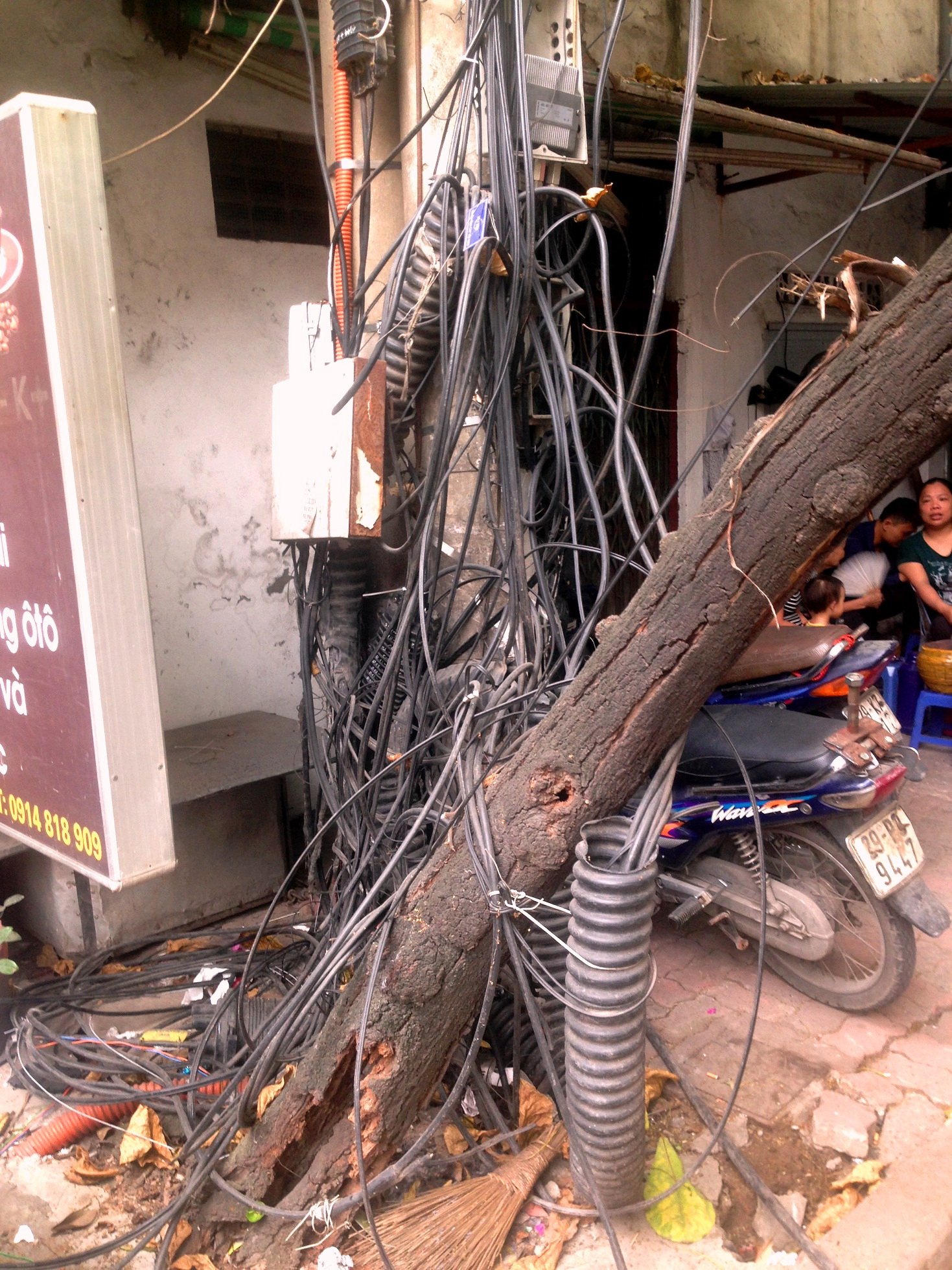 Hà Nội Cần một quy hoạch tổng thể đối với mạng lưới dây điện, cáp viễn thông, truyền hình