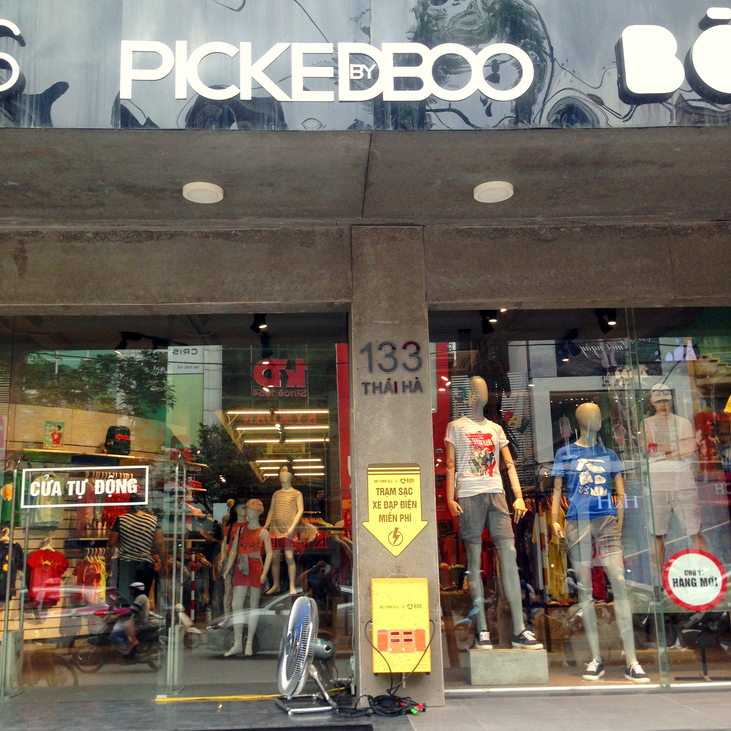 Hà Nội Người đi xe đạp điện hào hứng với trạm sạc miễn phí