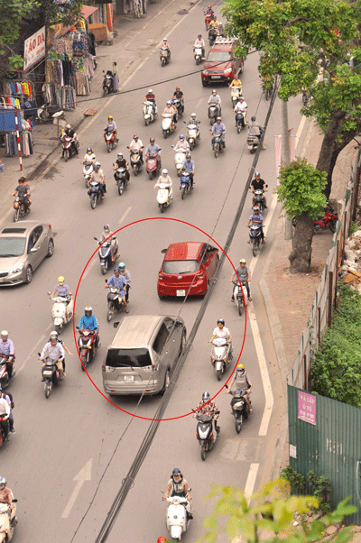 Hà Nội Phố Đào Duy Anh, xe lấn làn đường gây mất an toàn giao thông
