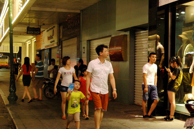 Dịp nghỉ lễ, người dân Hà Nội chọn vui chơi, thư giãn một số điểm tại Thủ đô