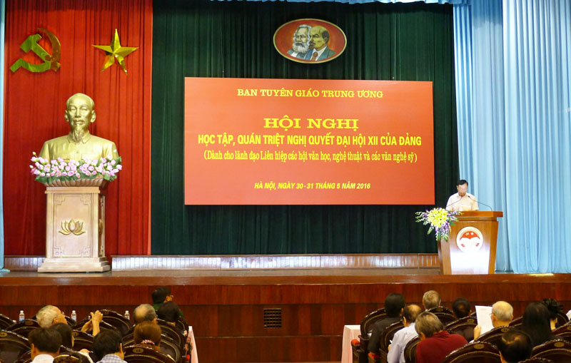 Khắc phục biểu hiện hình thức, rập khuôn trong sáng tác và hoạt động văn học, nghệ thuật