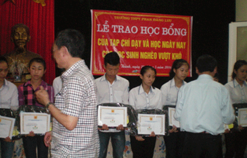Nghệ An Tạp chí Dạy và Học ngày nay tặng quà cho học sinh nghèo hiếu học