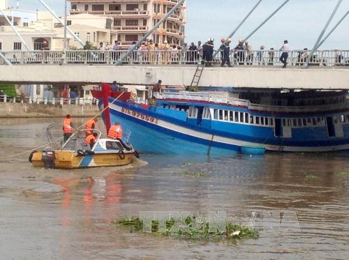 Bình Thuận Khẩn trương cứu hộ tàu cá mắc kẹt dưới gầm cầu