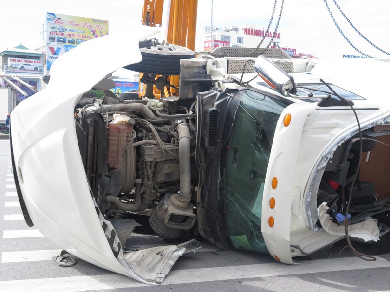 Nam Định Container bất ngờ mất lái lật ngang ra đường, người qua lại hoảng sợ