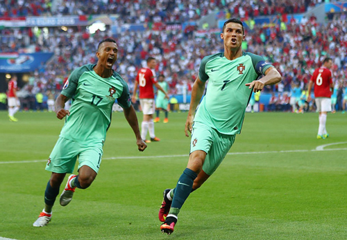 Ronaldo lập kỷ lục, Bồ Đào Nha giành vé vớt