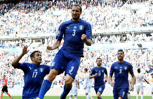 Hạ Tây Ban Nha, Italia hiên ngang vào tứ kết