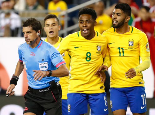 Trọng tài sai lầm, Brazil rời Copa America ngay từ vòng bảng
