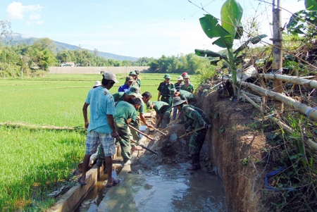 Con đường bộ đội giúp dân