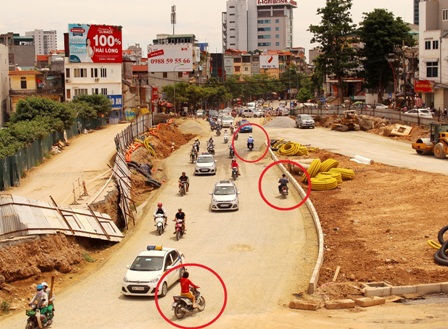 Hà Nội Giao thông hỗn loạn tại nút giao thông đường Bưởi - Lạc Long Quân và Võ Chí Công
