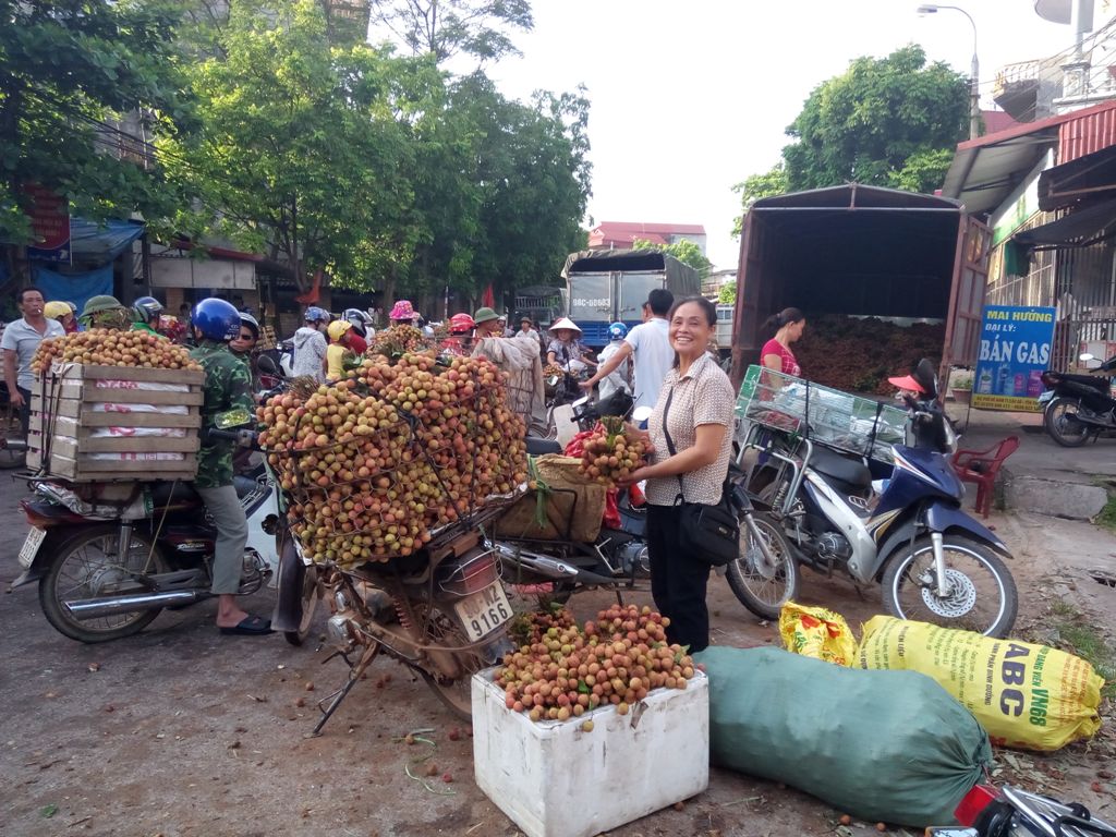 Tấp nập những chuyến hàng chở hương vị quê hương