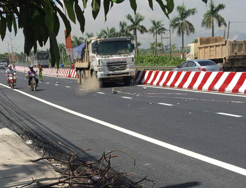 Hà Nam Xe ben cán tử vong nam công nhân đang sơn dải phân cách trên Quốc lộ 1A