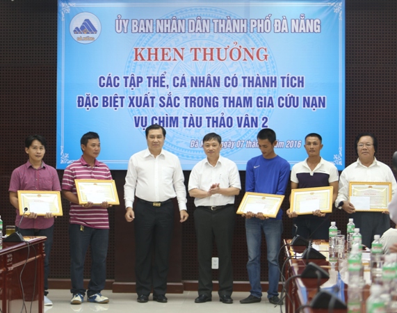 Đà Nẵng Khen thưởng 5 tập thể và 9 cá nhân cứu người trong vụ tai nạn trên sông Hàn