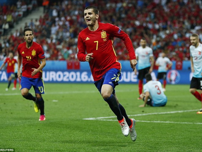 Alvaro Morata lập cú đúp đưa Tây Ban Nha thẳng tiến vòng 1 8