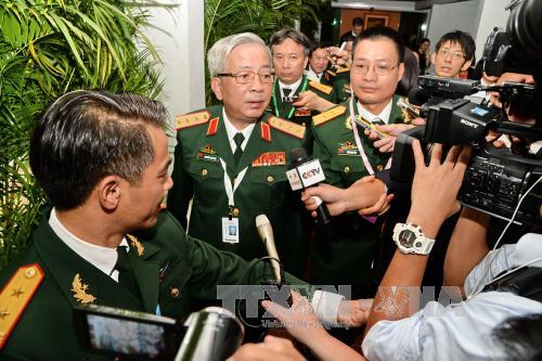 Tự xây “Trường thành cô lập” mình