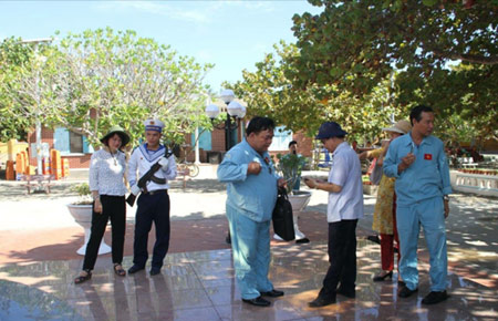 Làng xóm ngóng trông anh về
