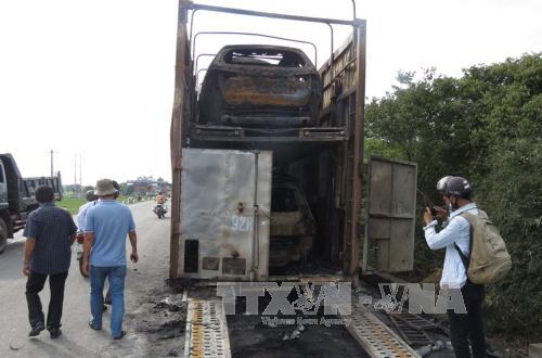 Rơ moóc xe đầu kéo bốc cháy, thiêu rụi 3 xe ô tô