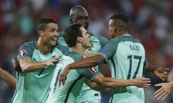 Ronaldo tỏa sáng, Bồ Đào Nha vào chung kết EURO 2016