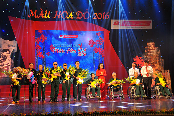 Màu hoa đỏ năm 2016 - Vơi đi những nỗi đau chưa lành