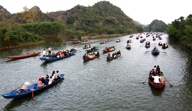 Gần 1,4 triệu lượt khách trẩy hội chùa Hương 2016