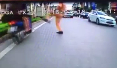 Hà Nội Chưa đình chỉ công tác cảnh sát giao thông đá người đi xe máy