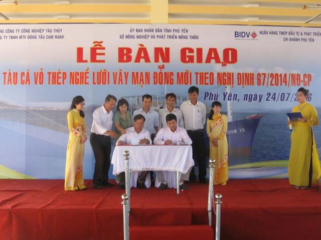 Bàn giao tàu cá vỏ thép lớn nhất Phú Yên