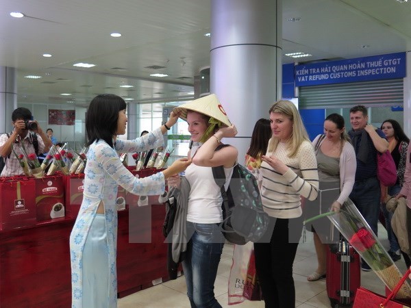 Gia hạn việc miễn thị thực có thời hạn với công dân một số nước