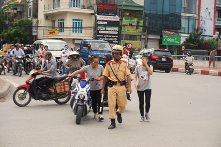Hà Nội Ngày đầu áp dụng xử phạt xe máy điện không mang biển kiểm soát