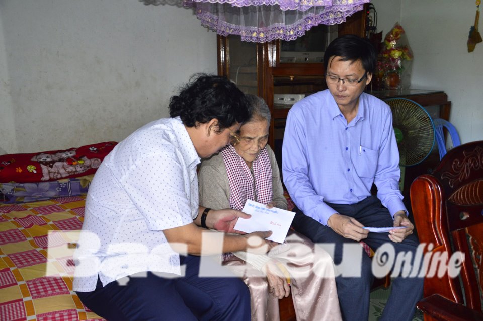 Lãnh đạo tỉnh thăm tặng quà gia đình chính sách, Mẹ Việt Nam anh hùng