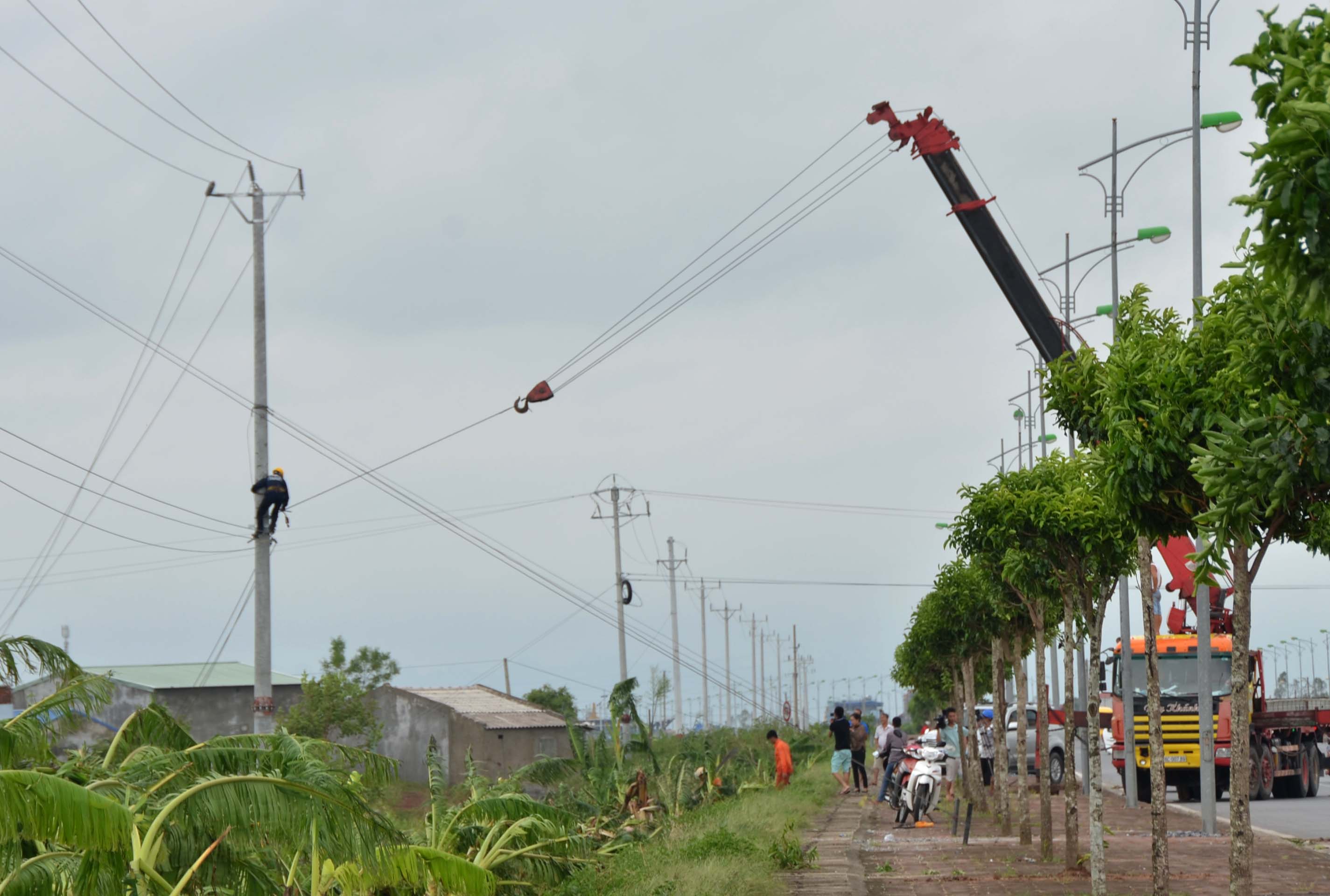 Khắc phục sự cố lưới điện 110 kV do bão số 1