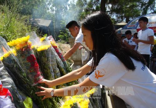 Thanh niên kiều bào dâng hương viếng mộ Đại tướng Võ Nguyên Giáp