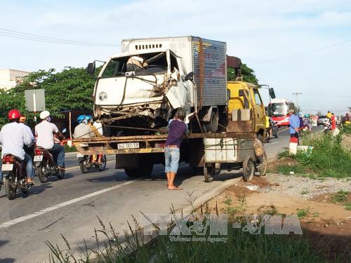 Tông vào dải phân cách, tài xế xe tải bị thương nặng, quốc lộ 1A kẹt nhiều giờ