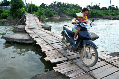 Dân “nín thở đi cầu xiêu vẹo qua sông